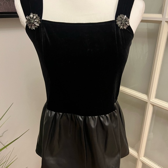 Elegant Black Velvet Dress with Embellishments - Picture 1 of 6
